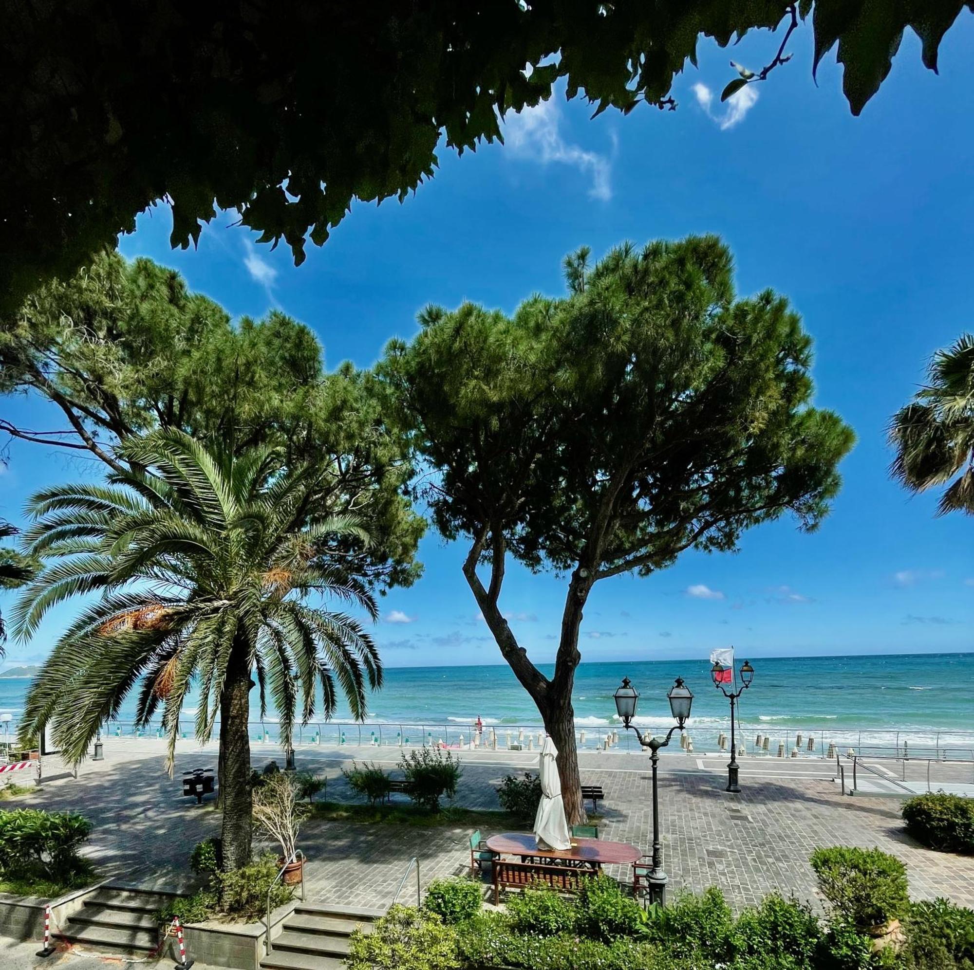 Hotel Beau Rivage Alassio Eksteriør billede